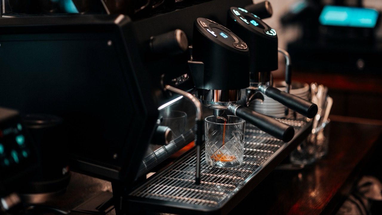 Espresso vs filter – čo funguje lepšie počas dňa na strelnici?